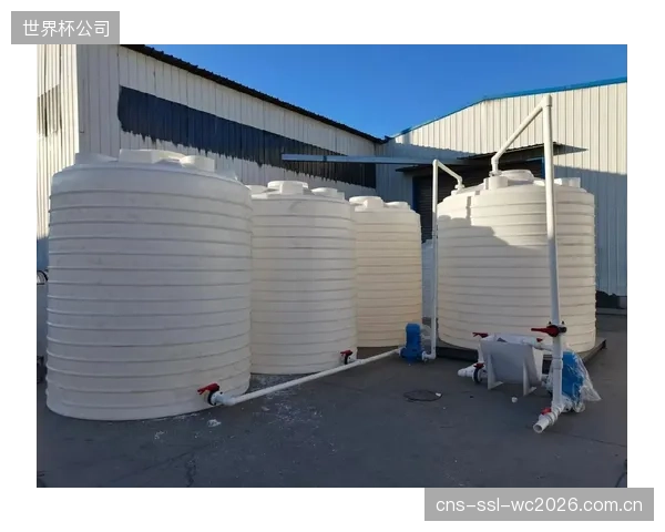 通过精确配比实现12小时以上的内部温峰延迟，是聚羧酸减水剂成功应用于大体积无缝地面施工的关键
